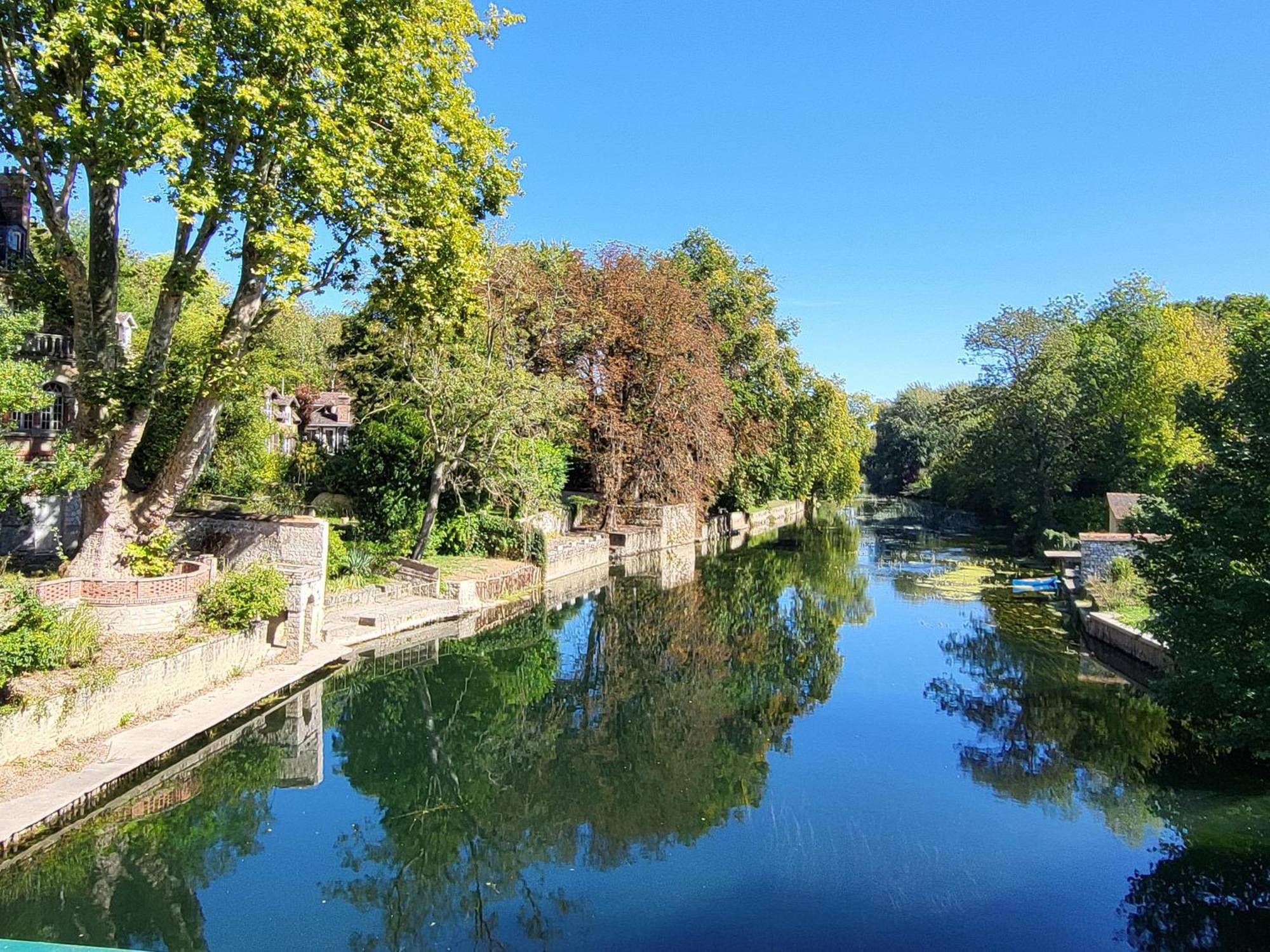 Les Glycines Panzió Ury Kültér fotó
